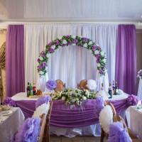 оформление зала на свадьбу тканями и свадебной аркой